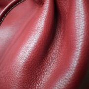 Vue macro sac cabas cuir rouge