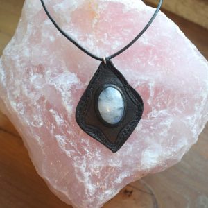 collier cuir et pierre de lune arc en ciel Collier cuir et pierre de lune