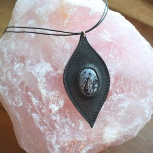 Bijou cuir et pierre d'obsidienne