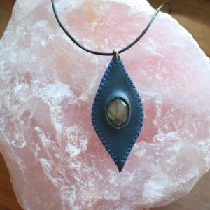 Collier labradorite facetée Collier cuir et Labradorite