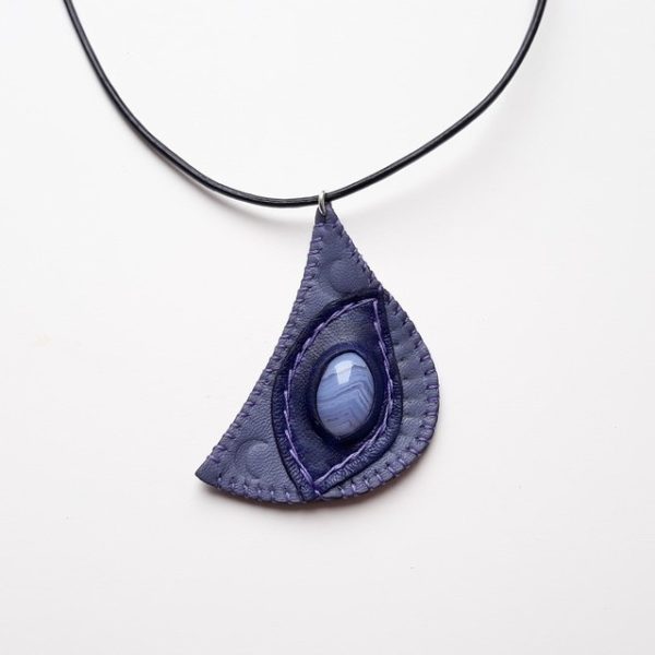 Collier cuir et Calcédoine bleue